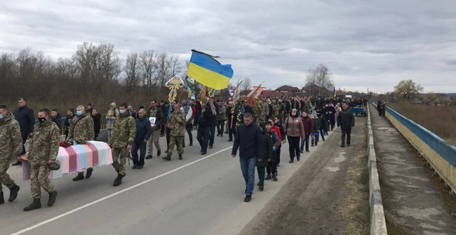 У Чернівецькій області попрощалися із загиблим у зоні ООС воїном 10-ї ОГШБр Ярославом Карлійчуком 08 У Чернівецькій області попрощалися із загиблим у зоні ООС воїном 10-ї ОГШБр Ярославом Карлійчуком 08