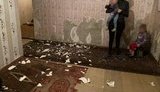 Дві маленькі дівчинки жили в квартирі серед черв