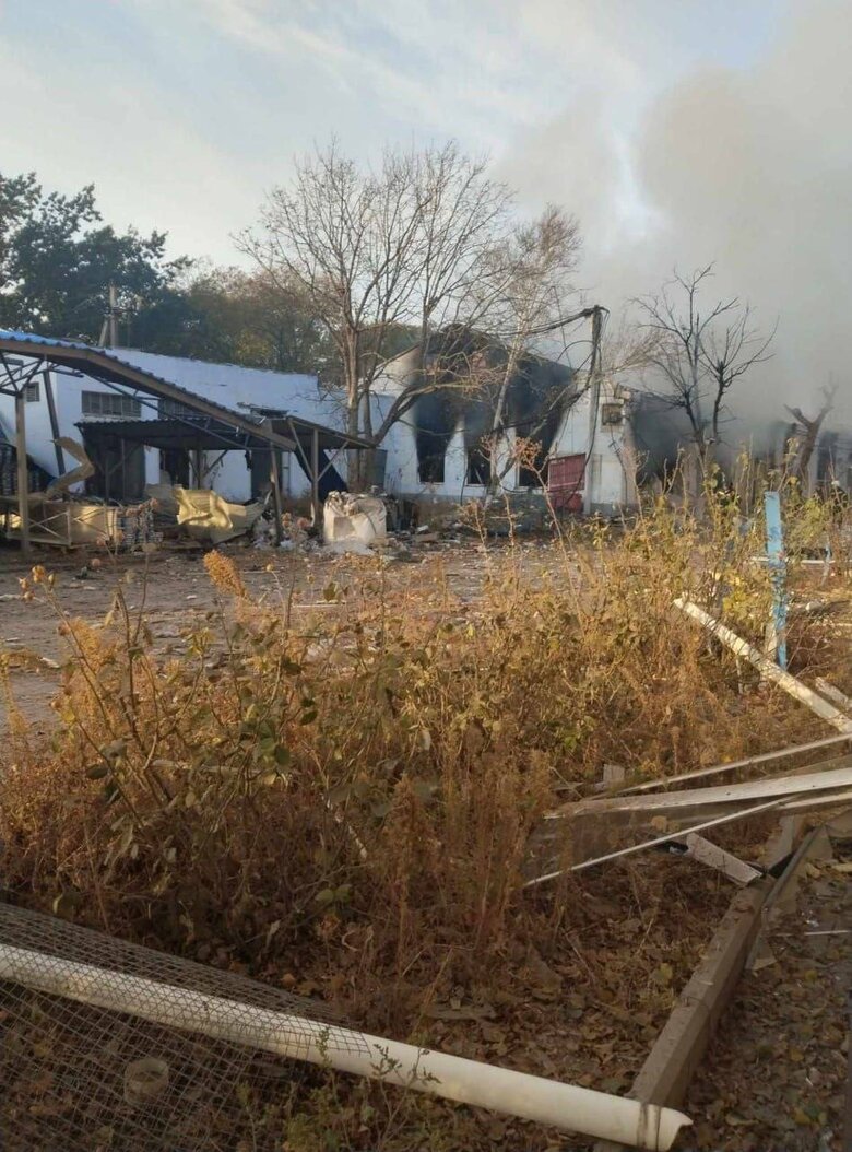 Ночью одна из российских авиабомб, которые оккупанты сбрасывали на правый берег Херсонщины, упала в оккупированной Каховке 03