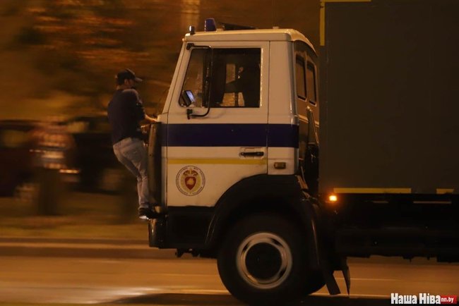 Автозак прориває ланцюг протестувальників у Мінську 05