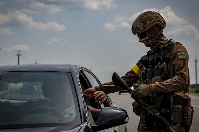 Кому з чоловіків дозволять виїжджати за кордон 01