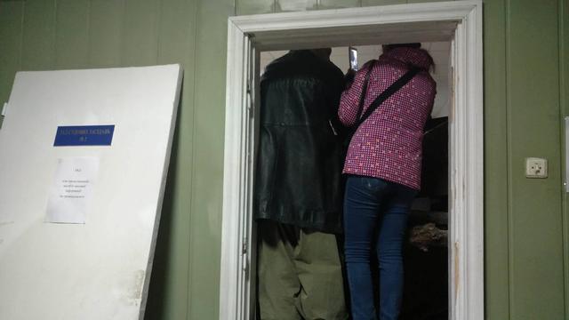Поліцейські охороняють залу Святошинського райсуду: прихильники Коханівського залишаються в забарикадованому приміщенні 07