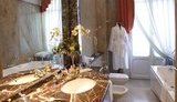 Жена Медведева с 30 охранниками въехала в отель в Италии. Гостиницу сняла целиком. ФОТО