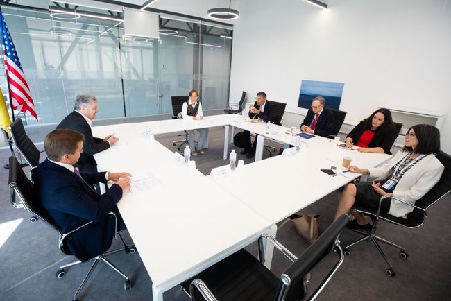 Порошенко обсудил результаты встречи Зеленского с Байденом с делегацией ведущих политологических центров США 03