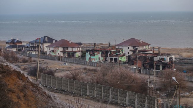 Beach rigged with mines, not a single undamaged building: journalists show embattled Shyrokyne village 13