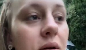 Оккупантка в Ялте рассказала, как готовит еду на огне из-за отсутствия света: "У нас все хорошо, мы не унываем". ВИДЕО