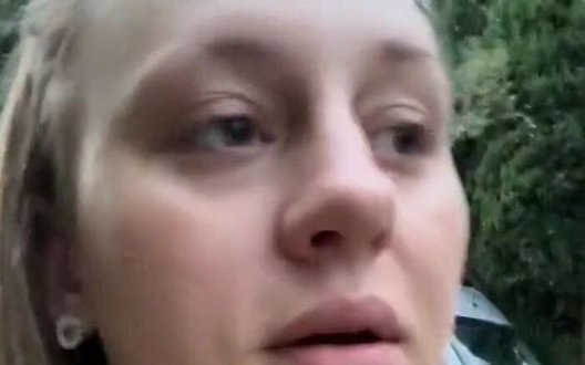 Окупантка у Ялті розповіла, як готує їжу на вогні через відсутність світла: "У нас все хорошо, ми не униваем". ВІДЕО