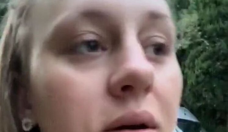 Оккупантка в Ялте рассказала, как готовит еду на огне из-за отсутствия света: "У нас все хорошо, мы не унываем". ВИДЕО