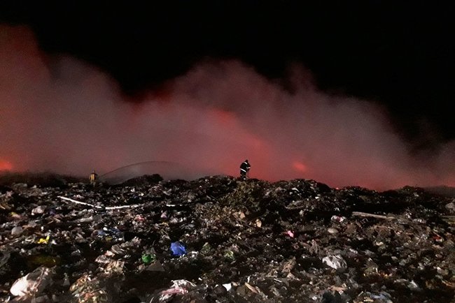 На Чернігівщині на звалищі в Прилуках горить сміття на площі 1 га, - ДСНС 02