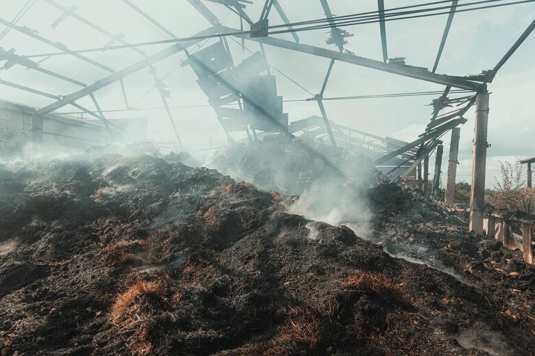 Наслідки обстрілу сільгосппідприємства на Дніпропетровщині 01