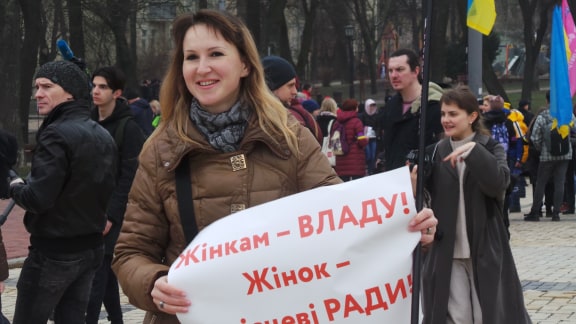 Марш за права женщин прошел в центре Киева 04