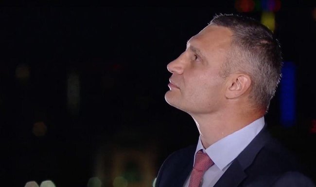 У Києві Кличко підняв найбільший прапор України 01