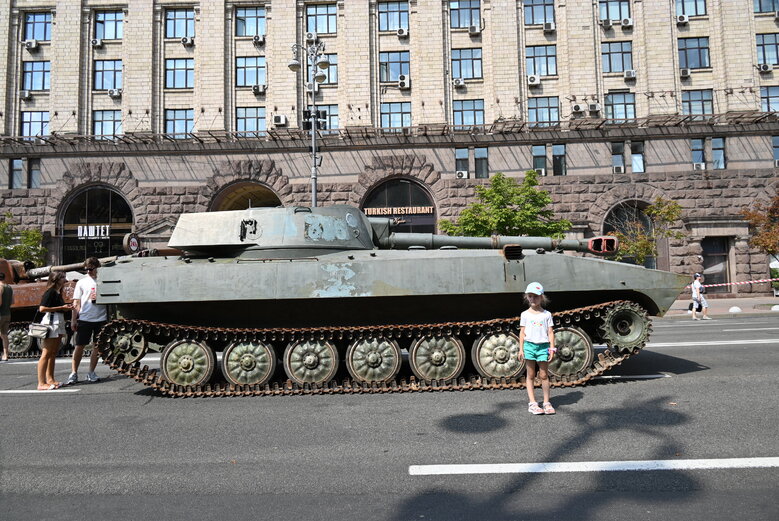 Выставка уничтоженной военной техники РФ на столичном Крещатике 06