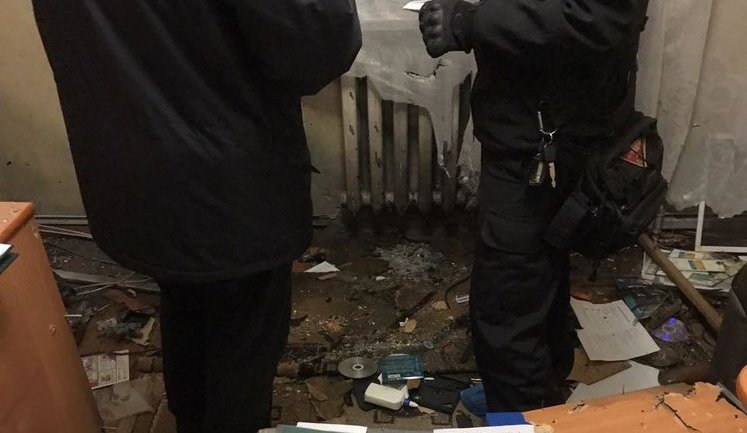Поліція кваліфікувала вибух гранати у квартирі координатора С14 Мазура як замах на вбивство. ФОТОрепортаж