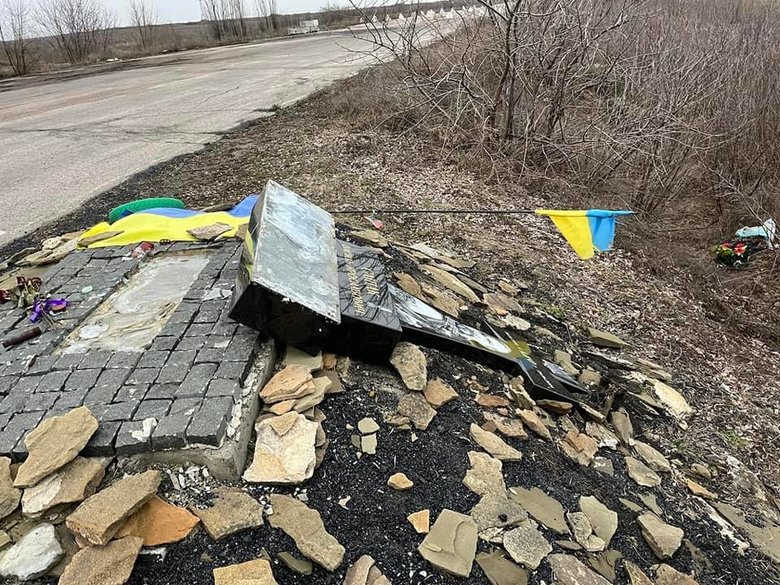 Окупанти знищили пам‘ятник захиснику України Василю Сліпаку біля н.п.Луганське 02