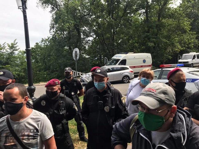 Полиция мешает экоактивистам проводить под Радой акцию в поддержку сортировки мусора: взяли в кольцо, действуют, как гопота, - Казанский 05