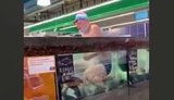 "#банутися, бл#дь!", - у херсонському супермаркеті чоловік у плавках заліз в акваріум із коропами. ВIДЕО