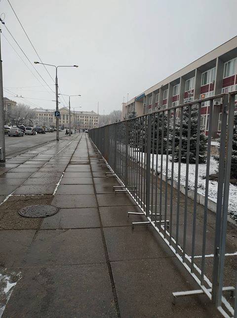 Место выступления российских артистов Башарова, Колесникова и Удовиченко в Запорожье обнесли забором 03