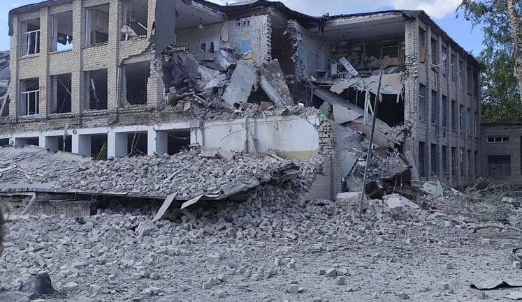 Російські КАБи вдарили по Шевченковому на Харківщині: є поранені. ФОТОрепортаж