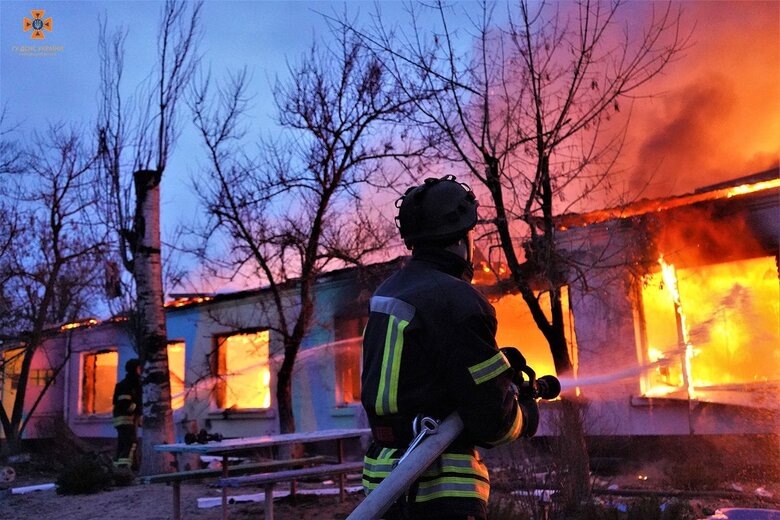 Наслідки ворожого обстрілу дитсадка у Херсоні 04