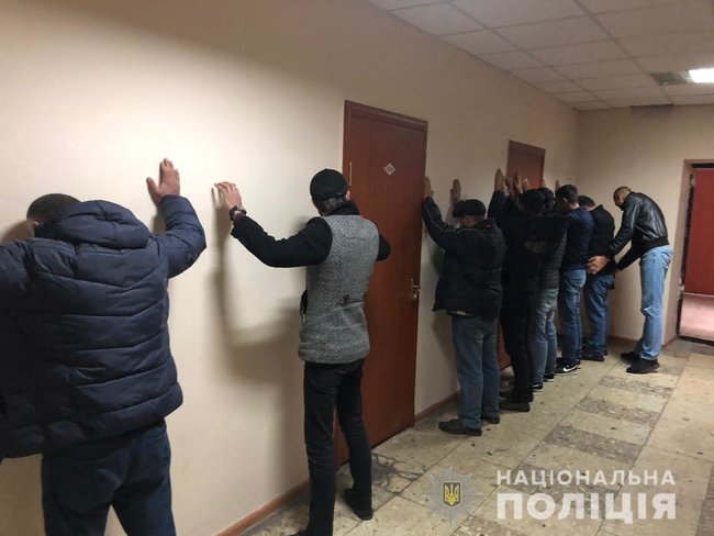 Полиция задержала 7 иностранцев-нелегалов на рынке в Киеве 02