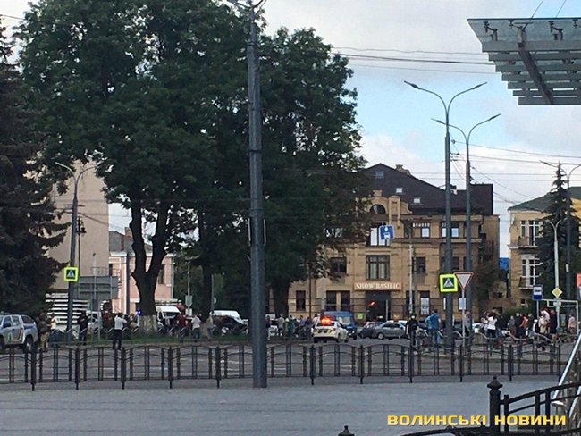Man with bomb hijacks passenger bus in Lutsk, hostage alert announced in region 02