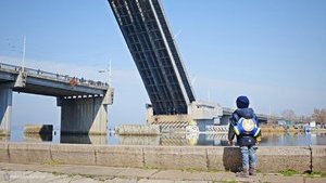 Кабмин отменил плату для собственников судов за разведение мостов