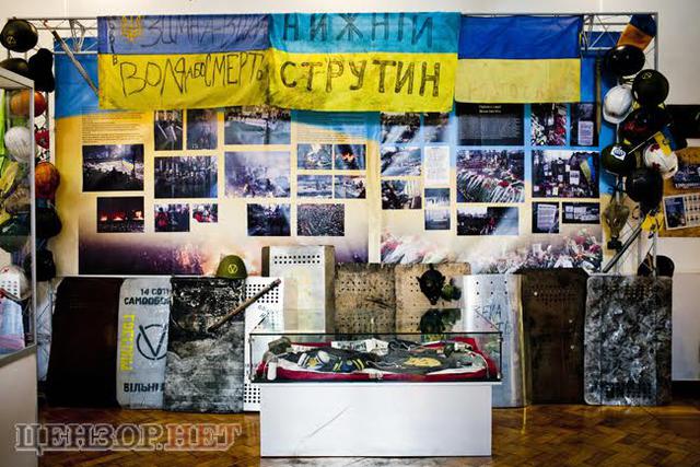 Директор Національного військово-історичного музею Владислав Таранець: У нас є Біблія, яку ми знайшли біля наших загиблих хлопців обгорілою і розгорнутою на молитві Не бійся 12