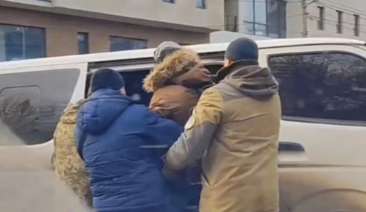 Military commissars in Kharkiv forcibly dragged man into bus. TCC says they are investigating. VIDEO