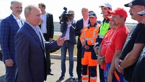 Путин посетил оккупированный Крым и проехался по незаконно построенной дороге