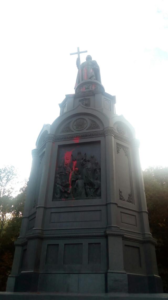 памятник владимир вандалы краска
