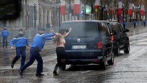 Напівголі активістки Femen прорвалися до кортежу Трампа в Парижі. ВІДЕО+ФОТОрепортаж