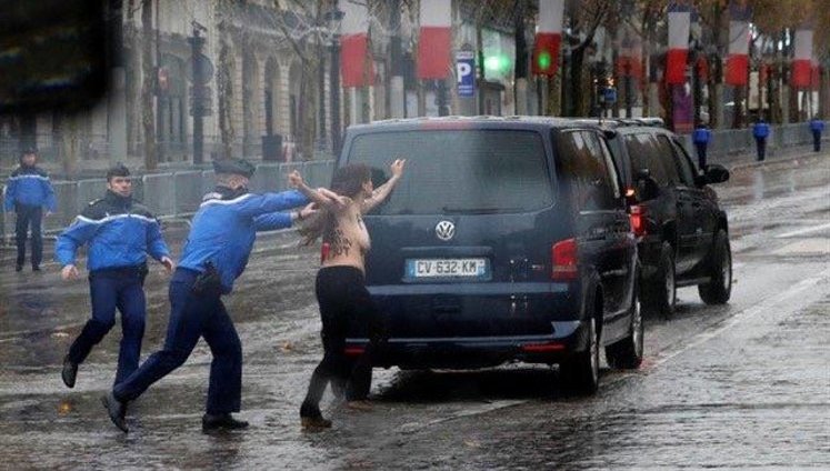 Напівголі активістки Femen прорвалися до кортежу Трампа в Парижі. ВІДЕО+ФОТОрепортаж