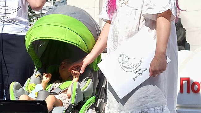 Сколько еще терпеть?: тяжелобольные пациенты пикетируют Раду с требованием легализовать медицинский каннабис 13