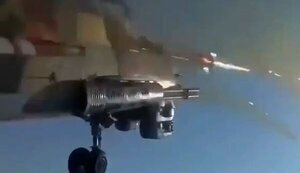 Пилот вертолета Ми-24П атакует позиции оккупантов ракетами Hydra-70 производства США по пусковым установкам М261. ВИДЕО