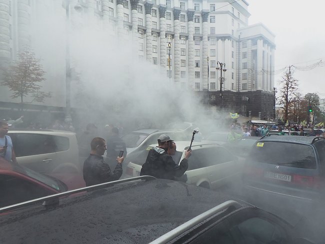 Owners of foreign-registered cars block Kyiv’s government quarter: We demand affordable customs clearance 03