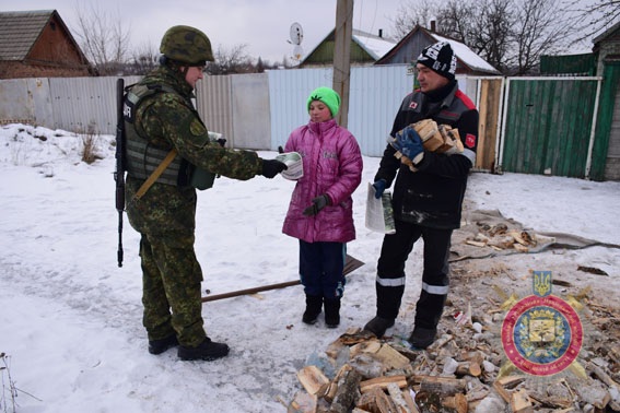 Поліція почала поширювати в Авдіївці першу українську газету 02