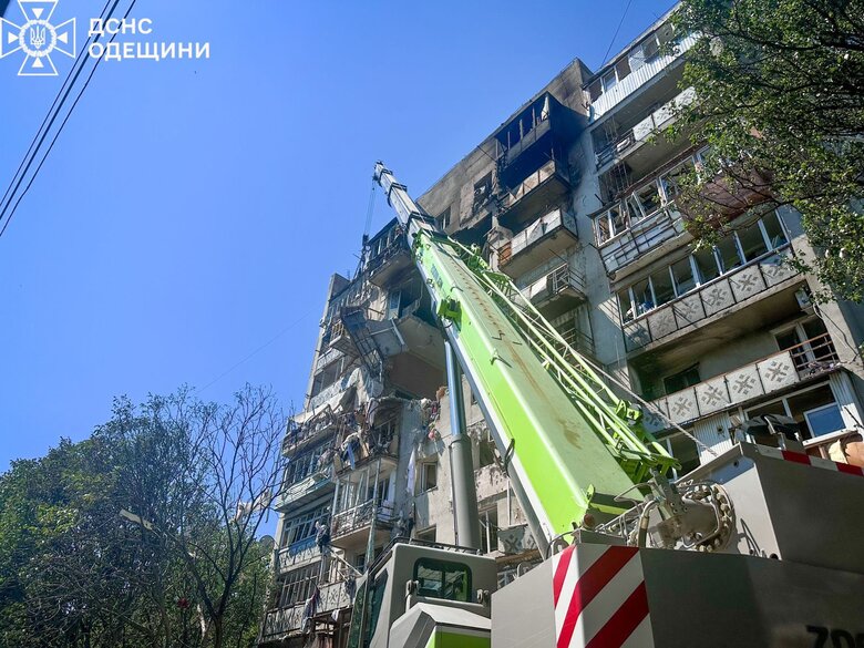 Пошуково-рятувальні роботи на місці дронового удару в Одесі закінчені