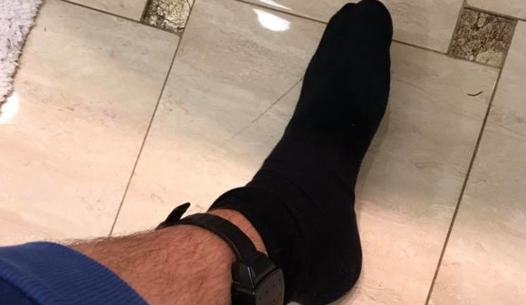 "Усе відповідно до закону": Олександр Аваков показав електронний браслет. ФОТО