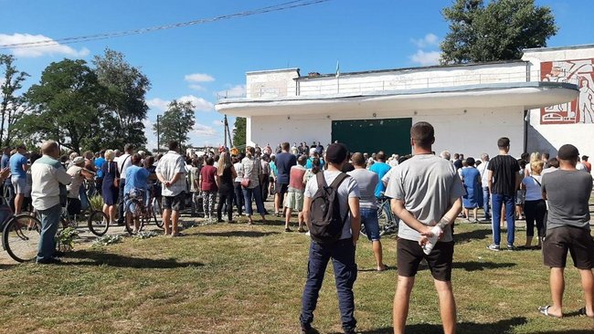 Дом ромов забросали камнями и яйцами на Харьковщине 06