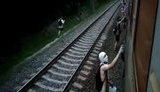 "Сейчас вонять будет. Заныкайся. Ты шо, долбо#б?" - группа неизвестных остановила и разрисовала городскую электричку в Киеве. ВИДЕО