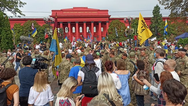 Хода ветеранів 2020: справа Шеремета, дощ та жіноча коробочка 01
