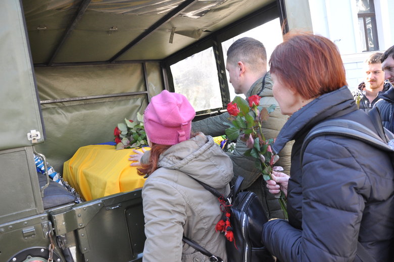 В Києві попрощалися із загиблим внаслідок російського обстрілу розвідником 30-ї ОМБр Антоном Сидоровим 54