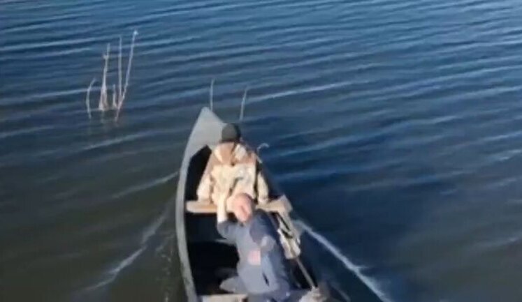 Херсонський рибалка поцілив рибиною у російський дрон. ВIДЕО