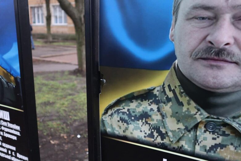 У Новоукраїнці зіпсували портрети загиблих бійців на Алеї пам’яті