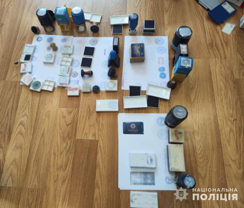 Викрито підпільне виробництво фальшивих документів
