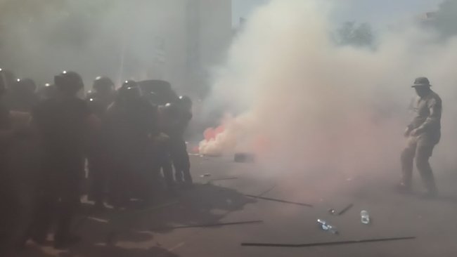 Столкновения митингующих с правоохранителями на акции Остановим капитуляцию под Офисом Президента 09