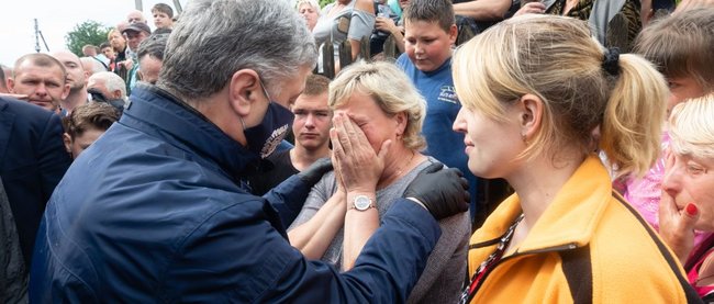 Дизельні генератори, помпи для відкачування води та гроші на техніку, - Порошенко привіз допомогу постраждалим від повені на Прикарпатті 01 Дизельні генератори, помпи для відкачування води та гроші на техніку, - Порошенко привіз допомогу постраждалим від повені на Прикарпатті 01