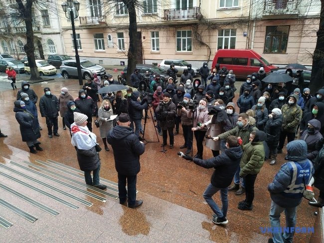 Підприємці пікетують Чернівецьку ОДА, виступаючи проти запровадження карантину червоної зони 01