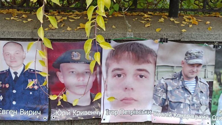 Україно, МИ Є: рідні українських полонених і зниклих без вісті на Донбасі пікетують ОП - матері заявили, що стоятимуть на Банковій 72 години 27 Україно, МИ Є: рідні українських полонених і зниклих без вісті на Донбасі пікетують ОП - матері заявили, що стоятимуть на Банковій 72 години 27